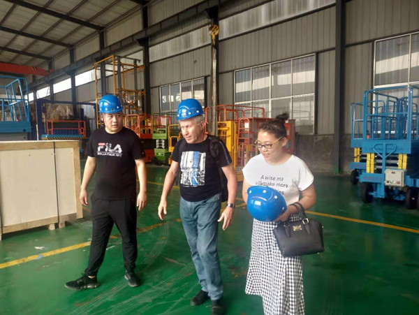 以色列客戶(hù)來(lái)公司考察液壓升降平臺(tái) 以色列客戶(hù)來(lái)公司考察液壓升降平臺(tái)